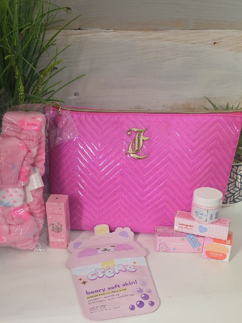 Juicy Makeup pouch Bundke Aminnah lip scrub